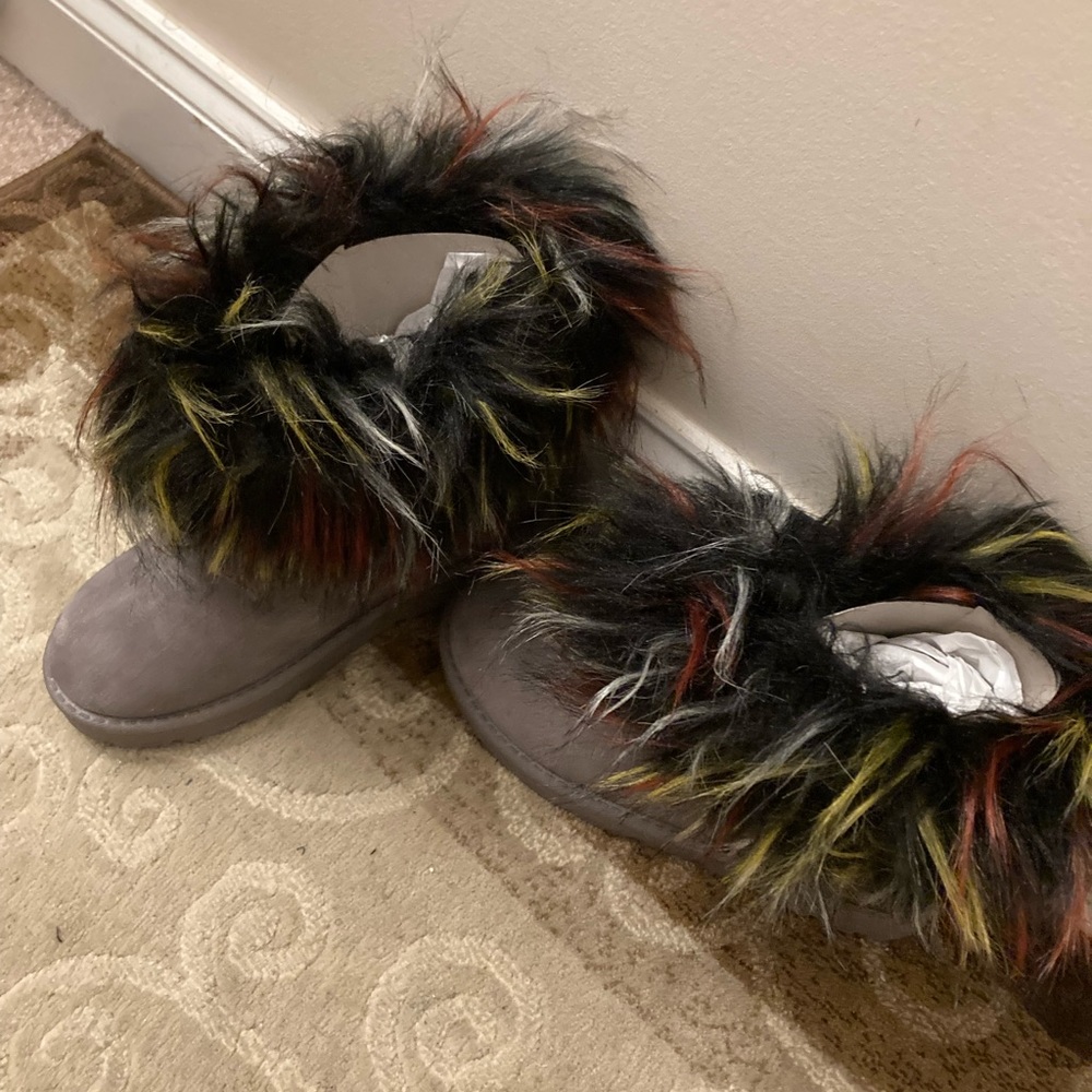 Short color feathers now boot